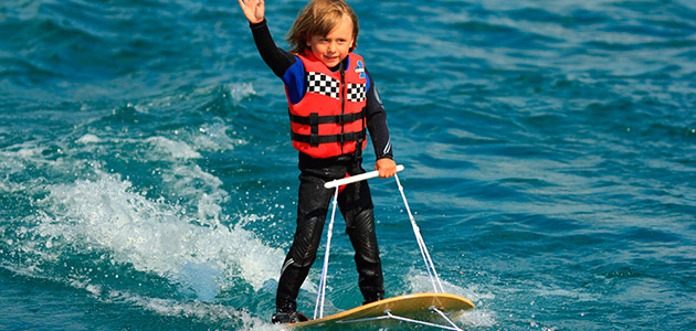Wakesurf actividades acuáticas para niños